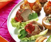 Tablett mit Filetscheiben auf Blattsalat