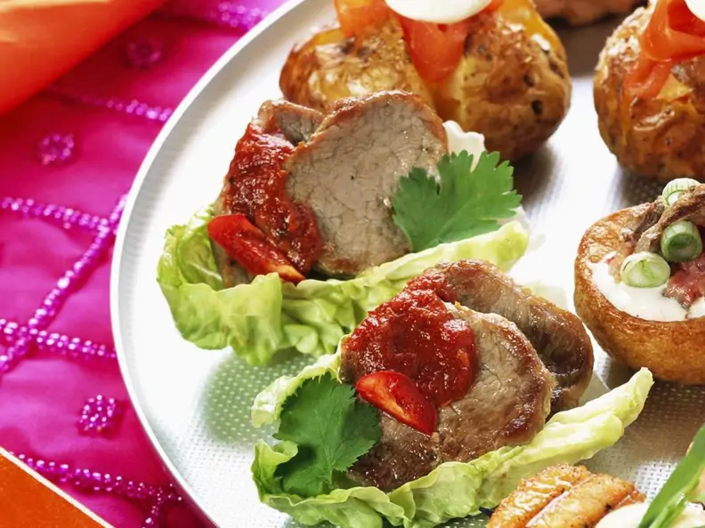 Tablett mit Filetscheiben auf Blattsalat