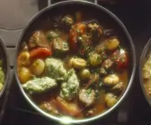 Lammgulasch mit Perlzwiebeln und Petersiliennocken