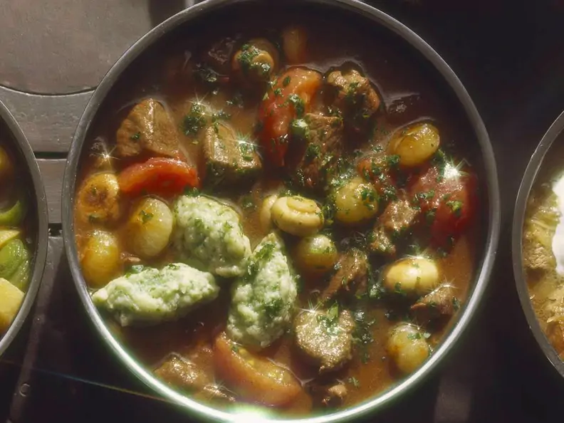 Lammgulasch mit Perlzwiebeln und Petersiliennocken