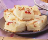 Mandel-Käse-Kuchen mit Kirschen