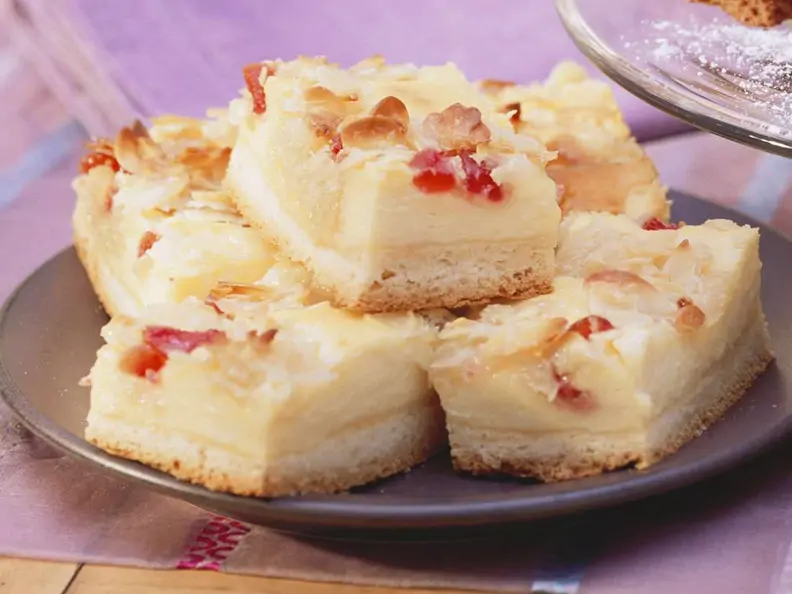 Mandel-Käse-Kuchen mit Kirschen