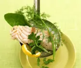 Gedämpftes Fischfilet auf Sieblöffel mit Kräutern