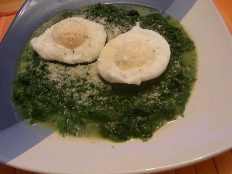 Pochierte Eier auf Spinatbett