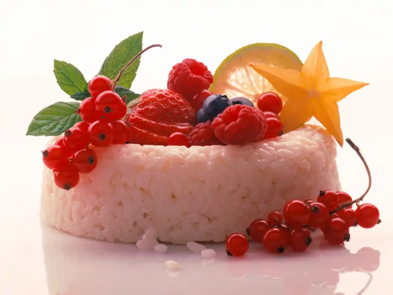 Süßer Reisring mit Beeren
