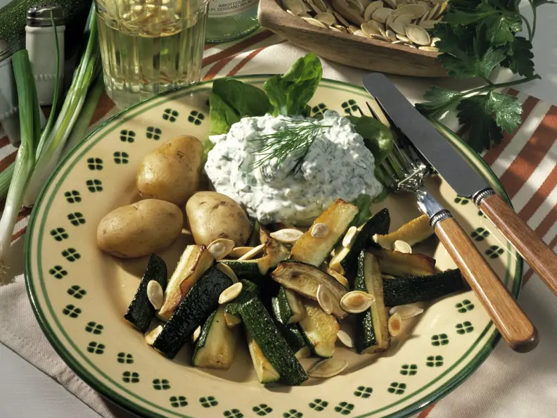 Gebratene Zucchini mit Kräuterquark