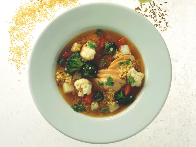 Bunte Gemüsesuppe mit Hirse