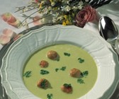Frische Erbsensuppe mit Kalbsklößchen