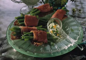 Bohnen-Schinken-Röllchen mit Grüner Sauce