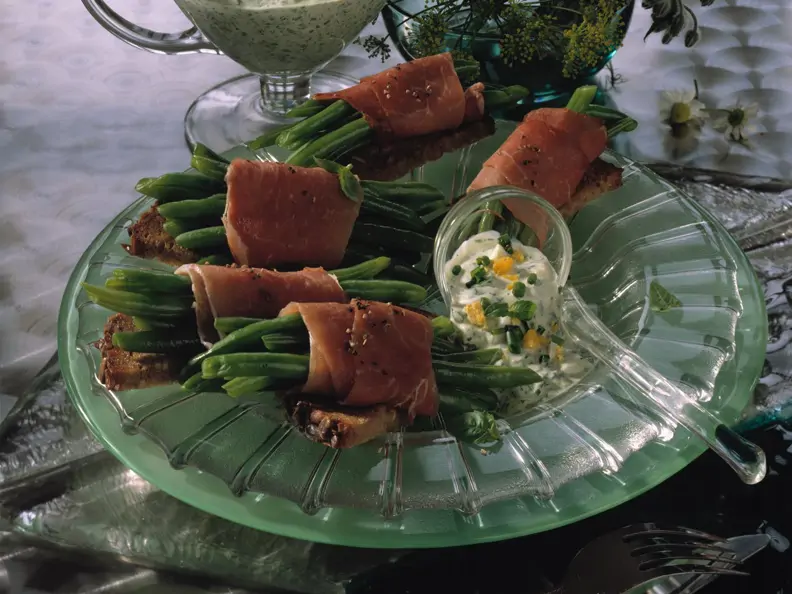 Bohnen-Schinken-Röllchen mit Grüner Sauce