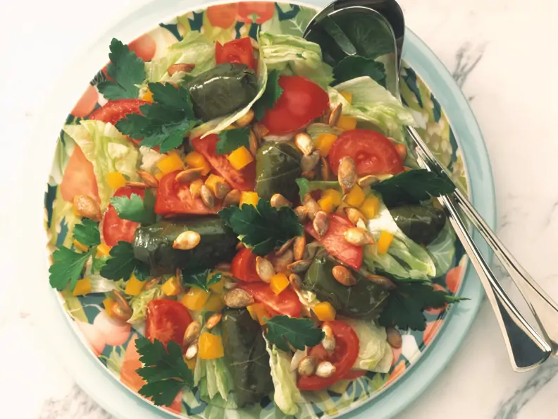Tomatensalat mit Weinblättern