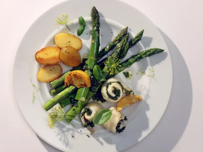 Schollen-Involtini mit Spargel und Pesto