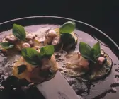 Tintenfisch auf Kartoffelplätzchen