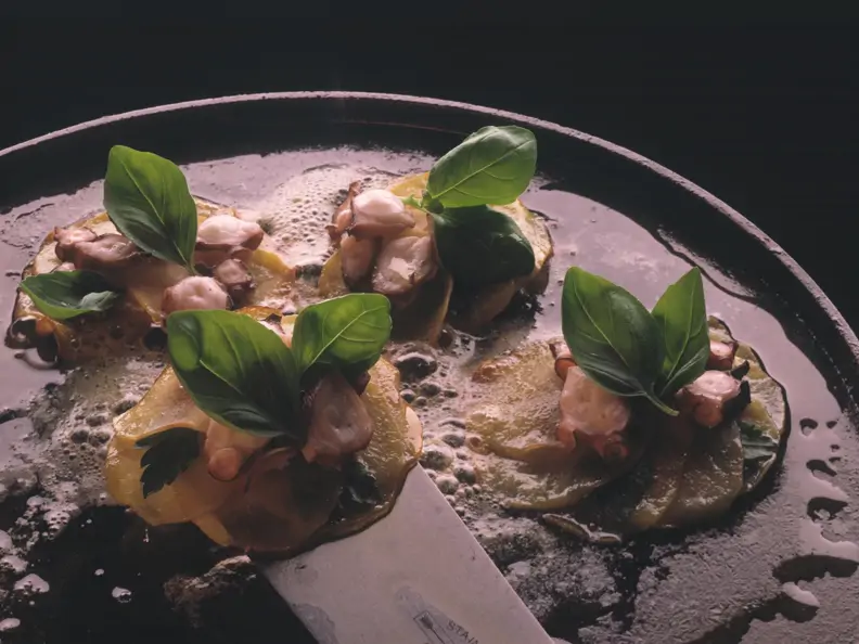 Tintenfisch auf Kartoffelplätzchen