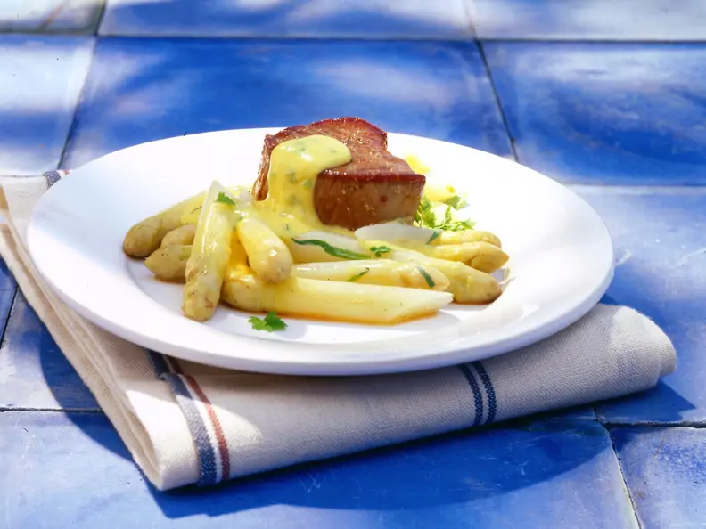 Spargel mit Estragon-Kerbel-Hollandaise zu Filetsteak