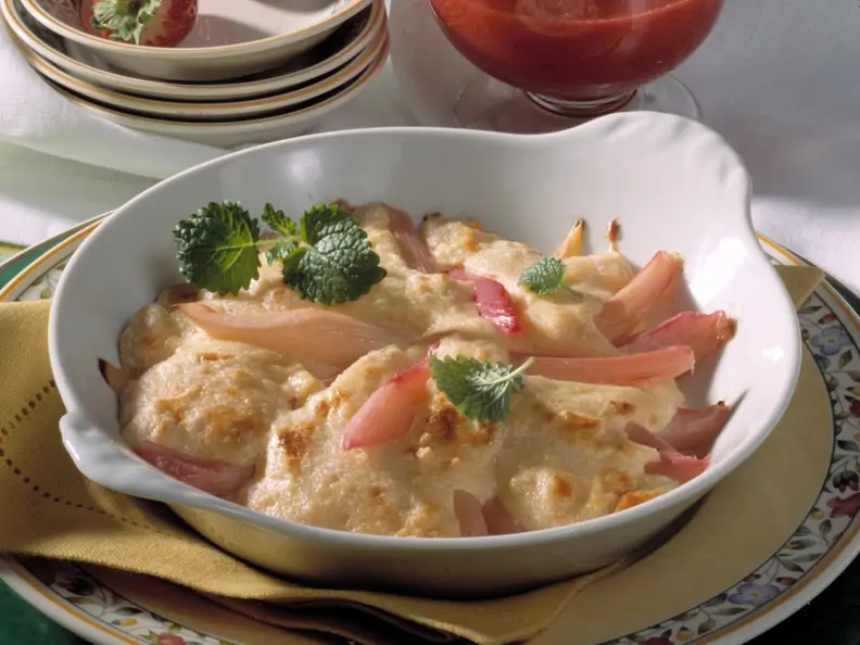 Rhabarber-Gratin Mascarpone-Grieß-Haube und Erdbeersauce