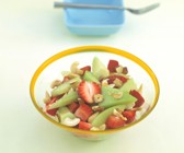 Obstsalat mit Haselnüssen