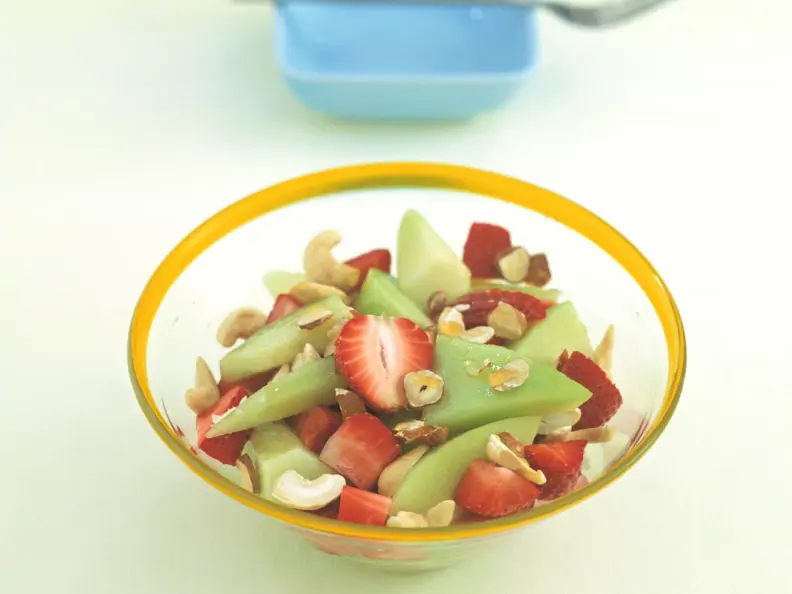 Obstsalat mit Haselnüssen