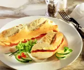 Überbackenes Schinken-Tomaten-Baguette