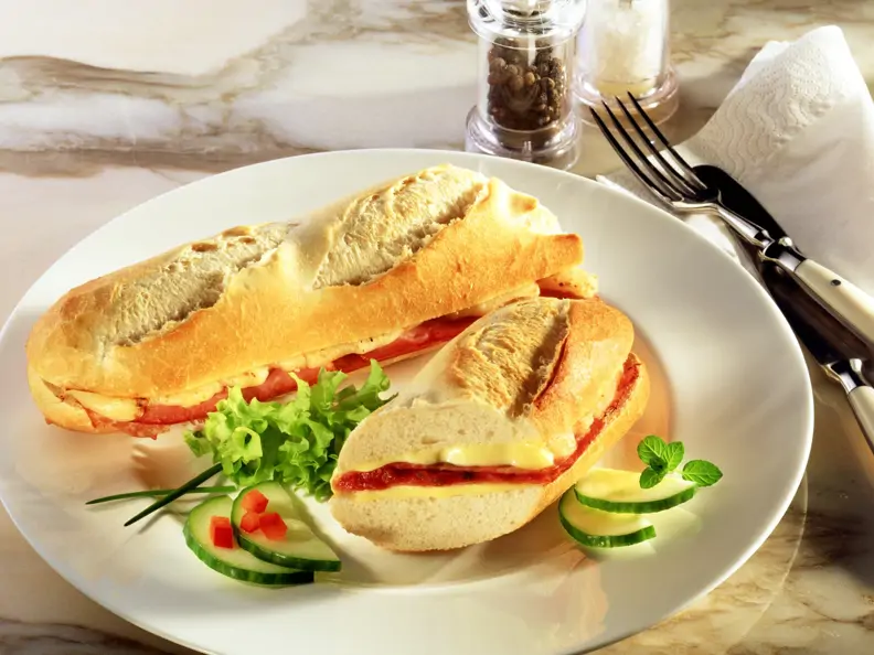 Überbackenes Schinken-Tomaten-Baguette
