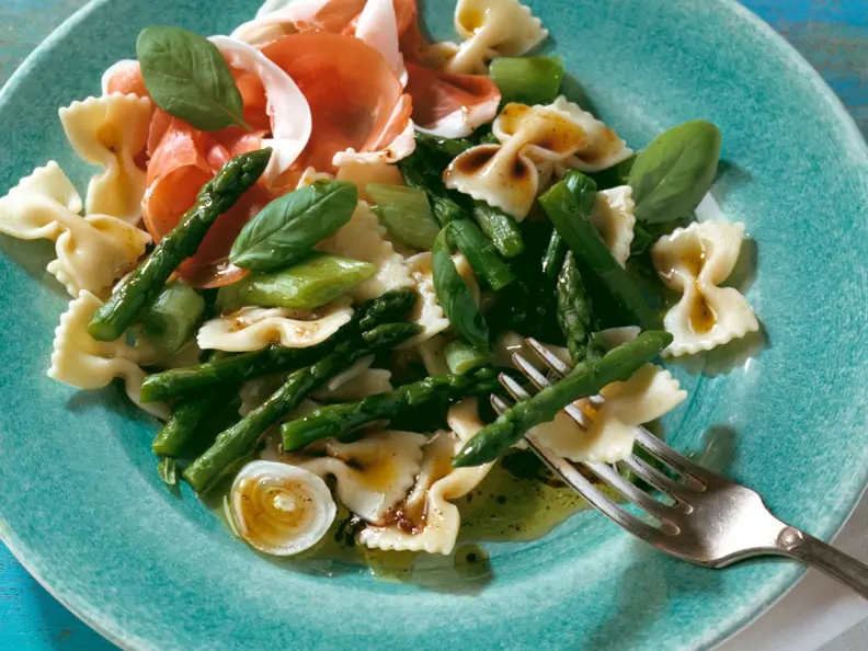 Spargel-Nudel-Salat mit Schinken