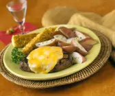 Steak mit Käse und Kartoffeln