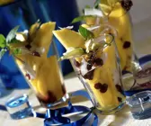 Exotischer Fruchtsalat mit Cranberries und Kokosnuss