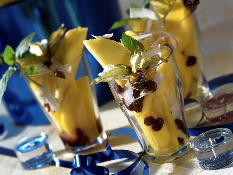 Exotischer Fruchtsalat mit Cranberries und Kokosnuss