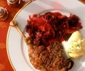 Gebratene Gänsekeule und Birnen-Blaukraut
