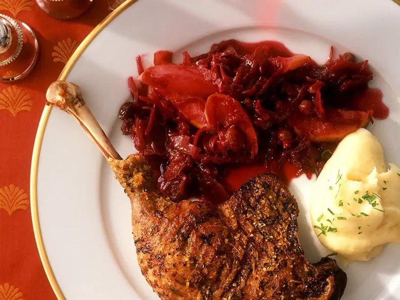 Gebratene Gänsekeule und Birnen-Blaukraut