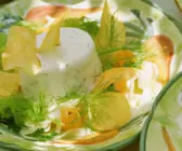 Sauerrahmgelee mit Gemüsesalat