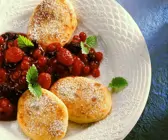 Quarkkeulchen mit Roter Grütze