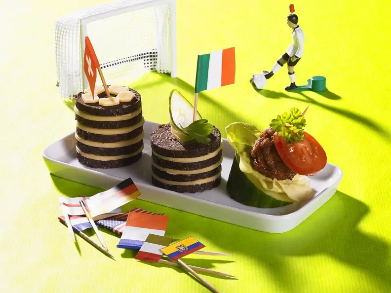 Käse-Pumpernickel-Tümchen mit Fleischbällchen