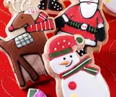 Weihnachtsplätzchen mit buntem Zuckerguss verziert