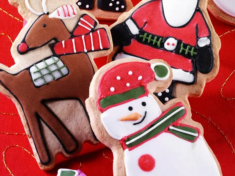 Weihnachtsplätzchen mit buntem Zuckerguss verziert