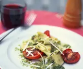 Bandnudeln mit Basilikumpesto und Ofentomaten