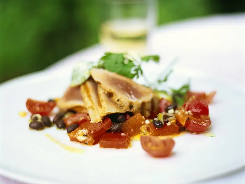 Thunfisch mit Tomaten-Bohnensalat