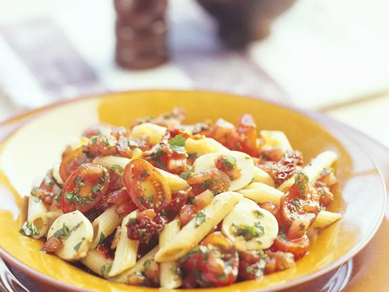 Nudel-Tomatensalat