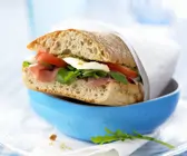Ciabatta-Sandwich mit Schinken, Tomaten und Käse