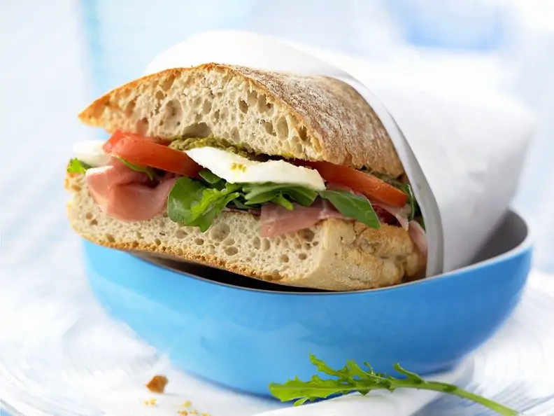 Ciabatta-Sandwich mit Schinken, Tomaten und Käse