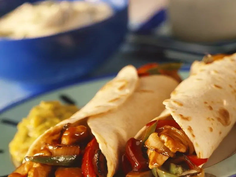 Tortillas mit Hähnchen-Paprikafüllung