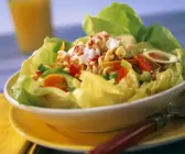 Nudeln auf buntem Salat mit Joghurtdressing