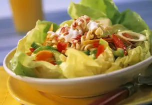 Nudeln auf buntem Salat mit Joghurtdressing