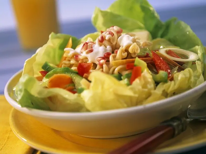 Nudeln auf buntem Salat mit Joghurtdressing