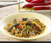 Nudeln mit Rindfleisch und Gemüse aus dem Wok