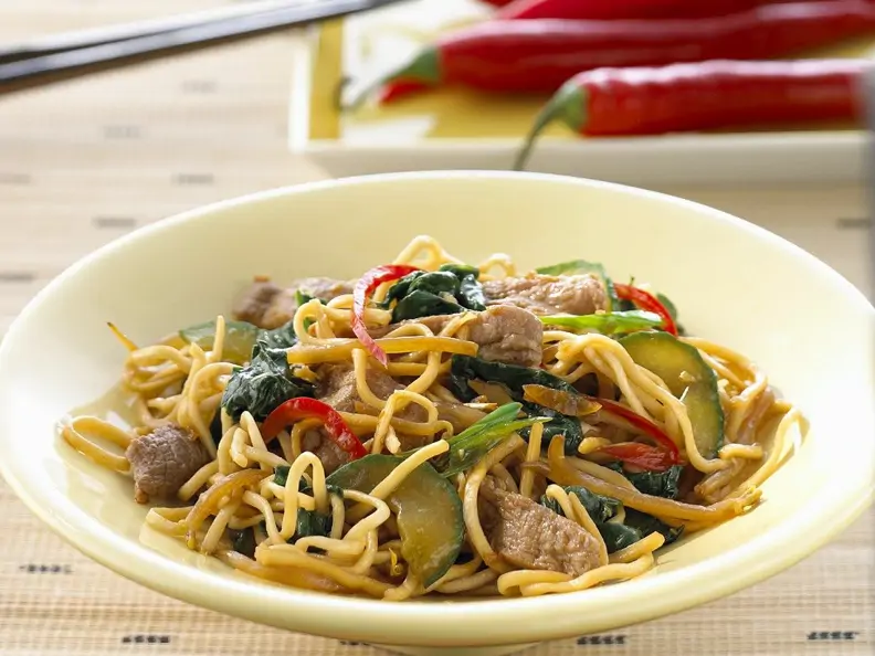 Nudeln mit Rindfleisch und Gemüse aus dem Wok