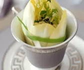 Blattsalat mit Käse in Chicoreeblättern