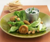Kichererbsenpuffer mit Salat