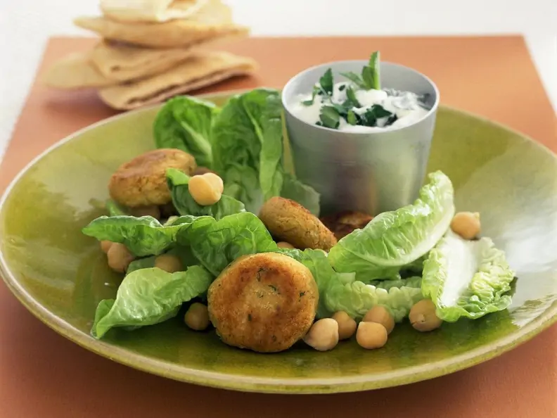 Kichererbsenpuffer mit Salat