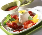 Aprikosen-Parfait mit Himbeersauce und Erdbeeren
